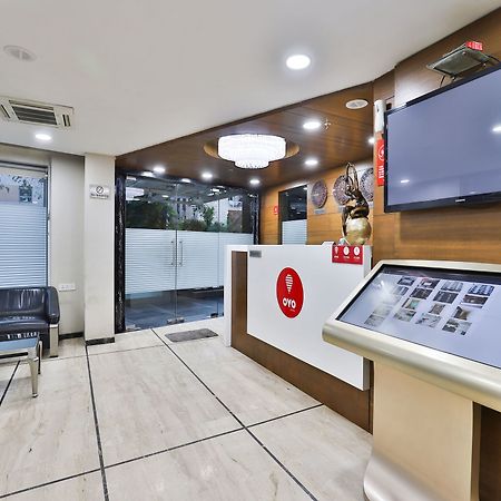 Oyo 4938 Hotel Dev Aadi Ahmadabad Zewnętrze zdjęcie
