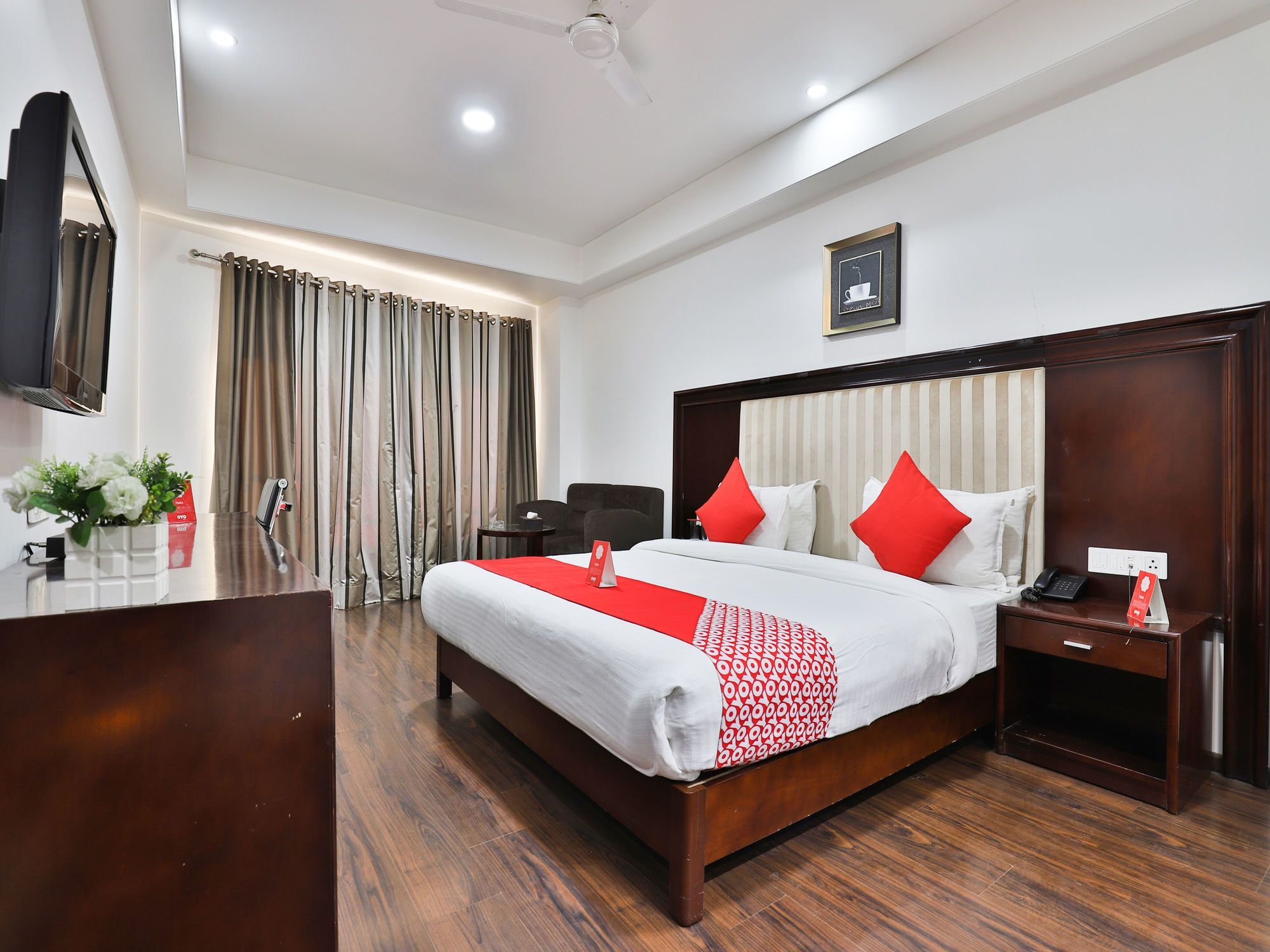 Oyo 4938 Hotel Dev Aadi Ahmadabad Zewnętrze zdjęcie