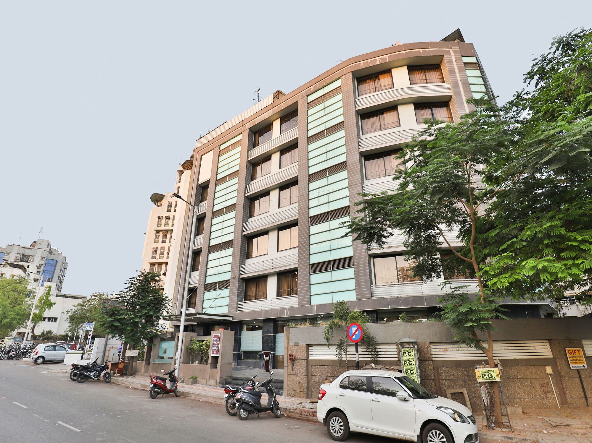 Oyo 4938 Hotel Dev Aadi Ahmadabad Zewnętrze zdjęcie