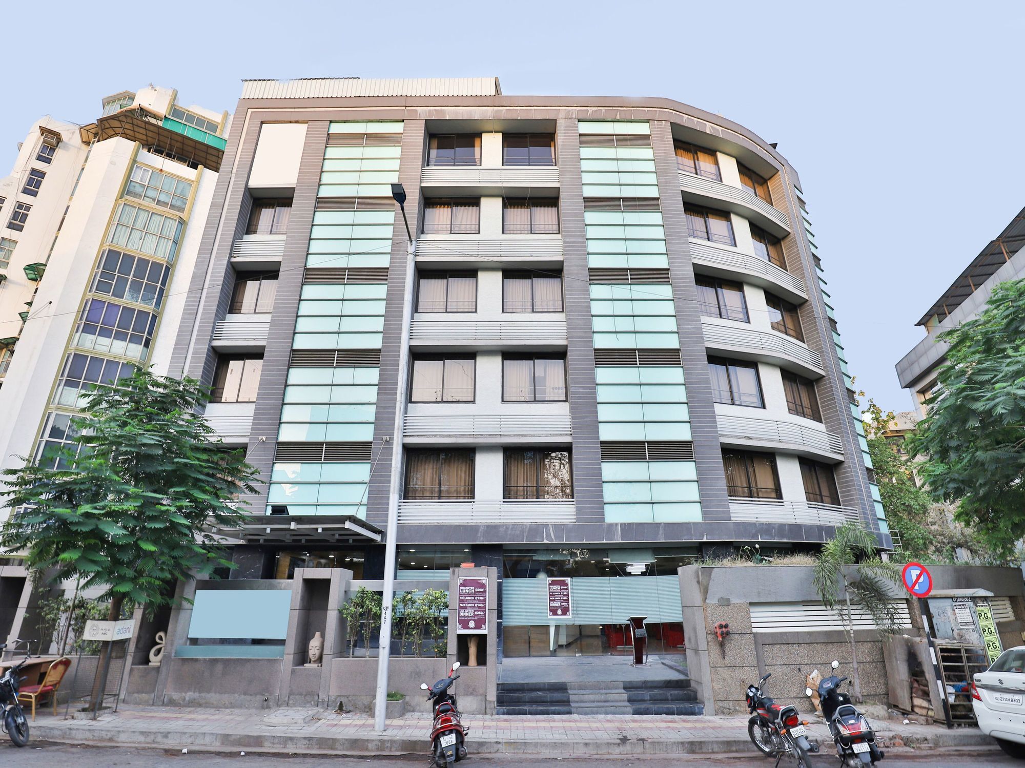 Oyo 4938 Hotel Dev Aadi Ahmadabad Zewnętrze zdjęcie